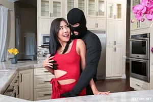 đau nhưng khoái với con cặc đen hôi hơn 20cm