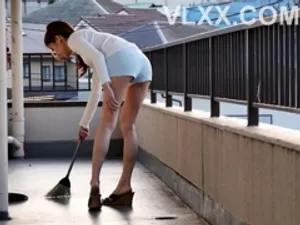 Ngoài trời rừng lừa dối chị dâu, quan hệ tình dục bằng miệng nằm xuống và đưa vào khắp nơi, sau đó xuất tinh bên trong