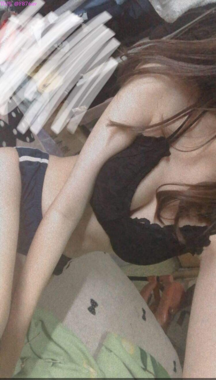 Cô con gái gạ gẫm cho bố dượng phê để có tiền đi shopping